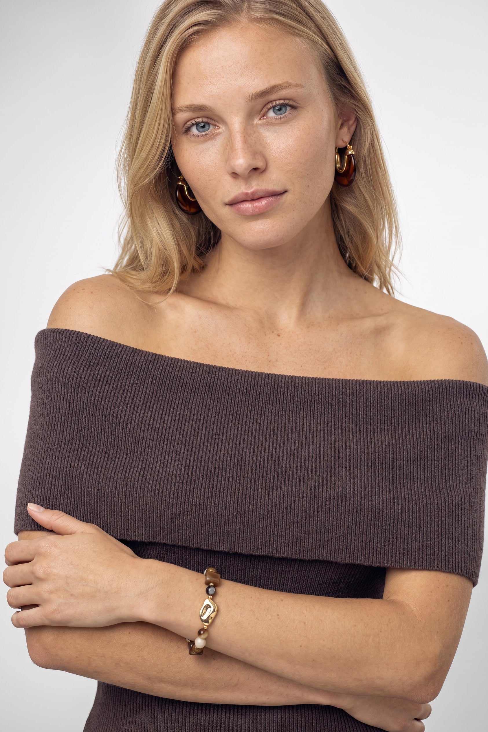 Anne Off The Shoulder Top In Chocolate Brown