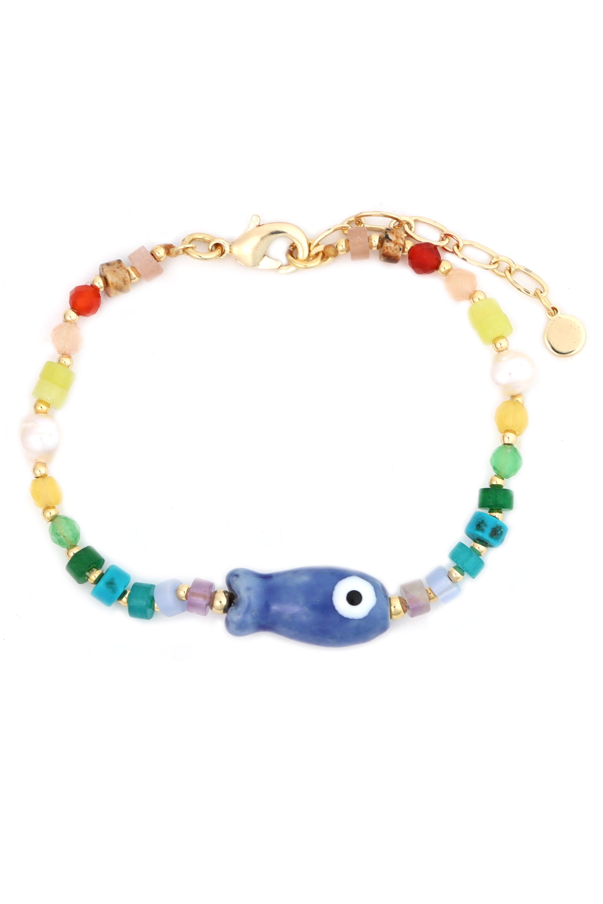 The South Moon Under 6 In Brac Gold Ceramics Fish Link Bracelet features a central blue ceramic fish bead with a white and black eye, accented by multicolored beads in varying shapes and sizes, finished with a gold clasp.