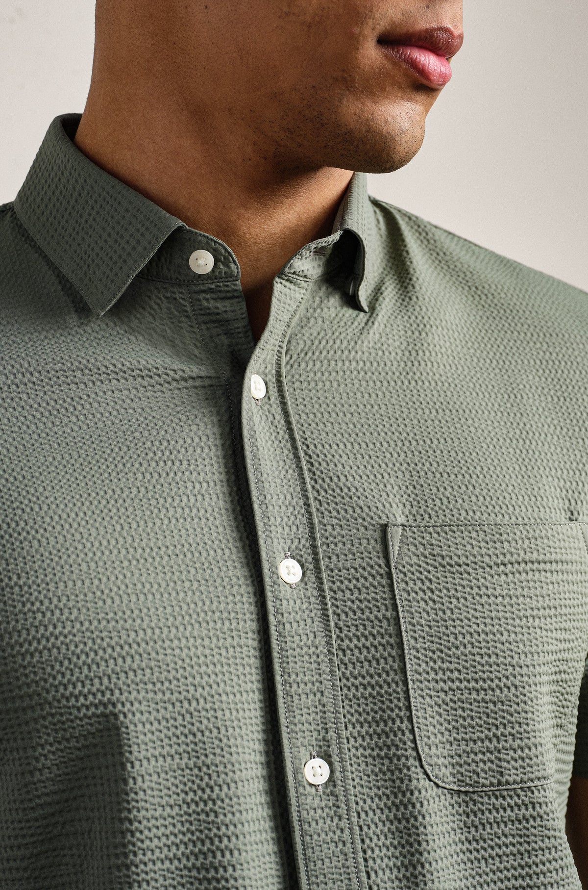 Commuter Seersucker Short Sleeve Shirt In Olive Shadow