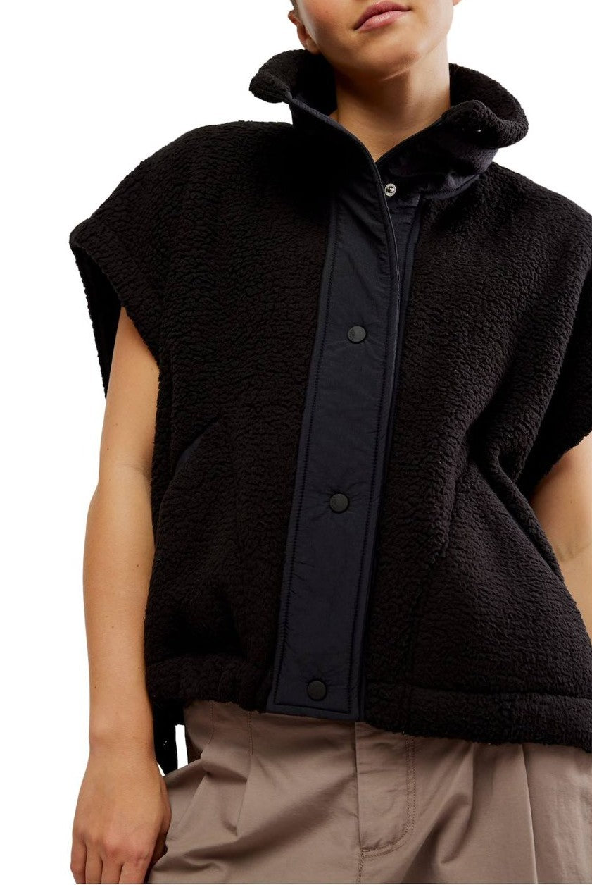 Scout It Out Vest In Black