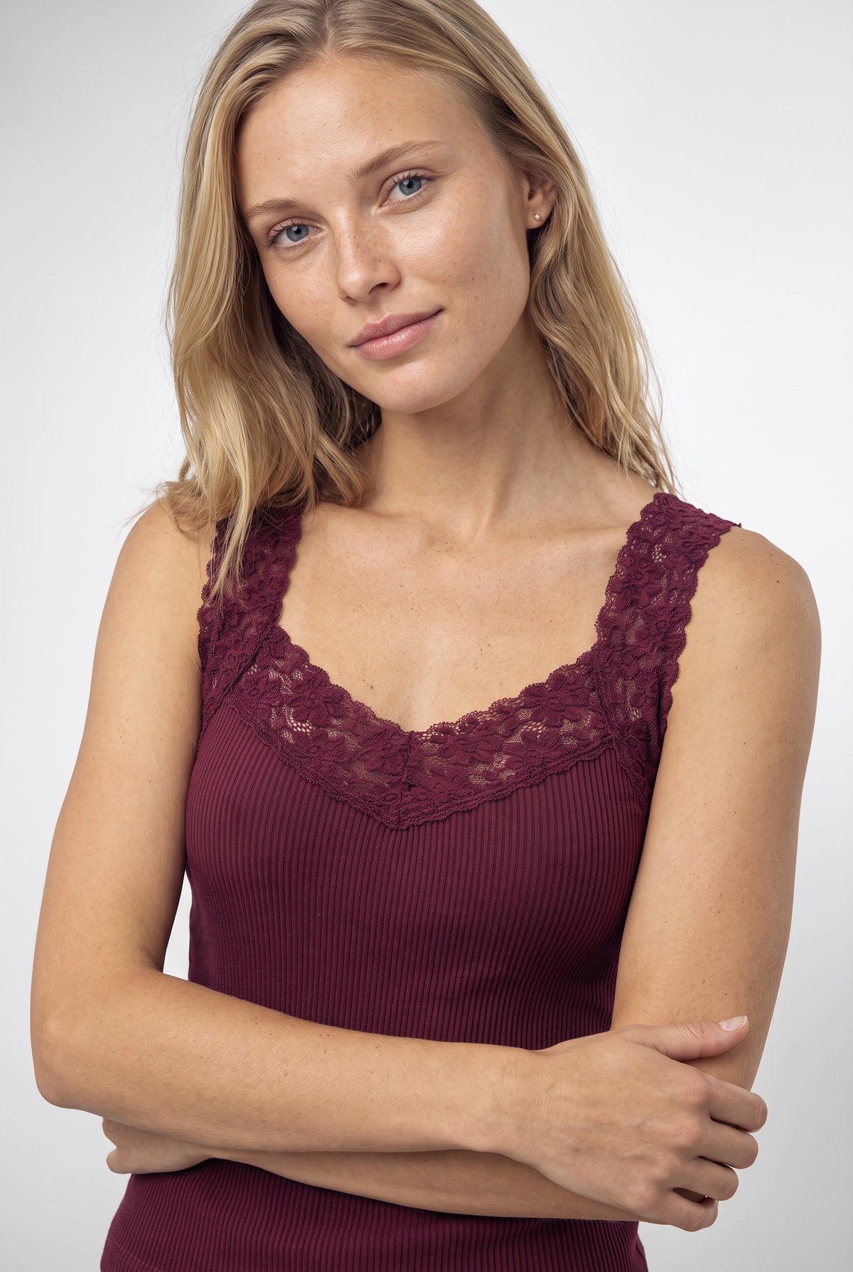 Lace Trim Seamless Tank In Cabernet Red