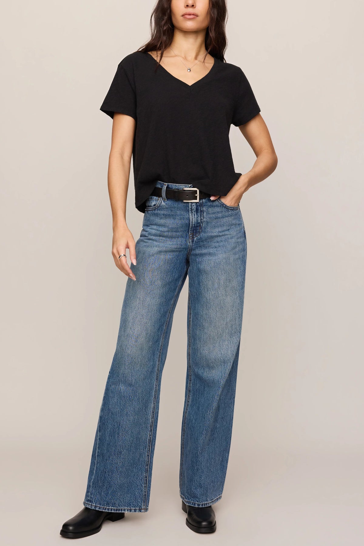 Nomad V Neck Tee In Black