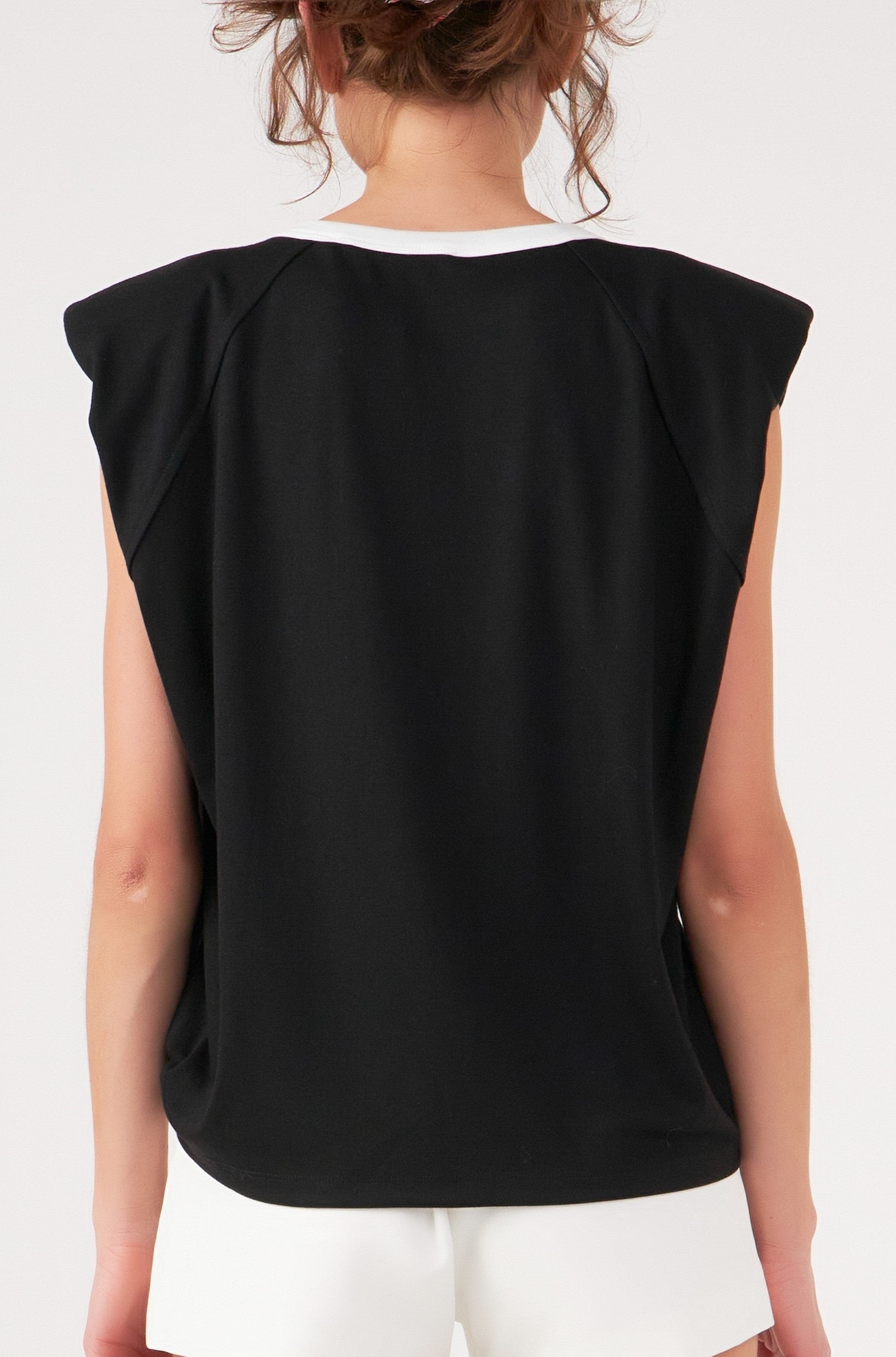 Contrast Neckline Sleeveless Tee